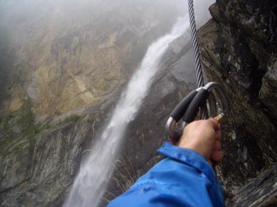 013-Im Klettersteig Lehner Wasserfall muss jeder Griff sitzen